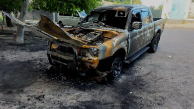 Підпалене авто військових