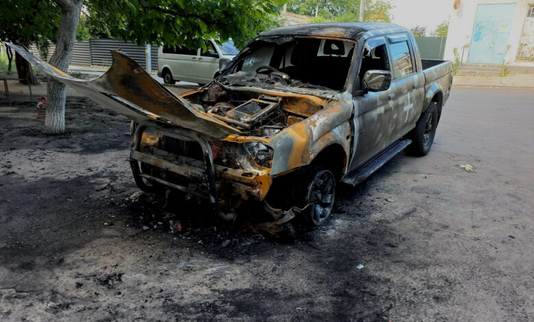 Підпалене авто військових