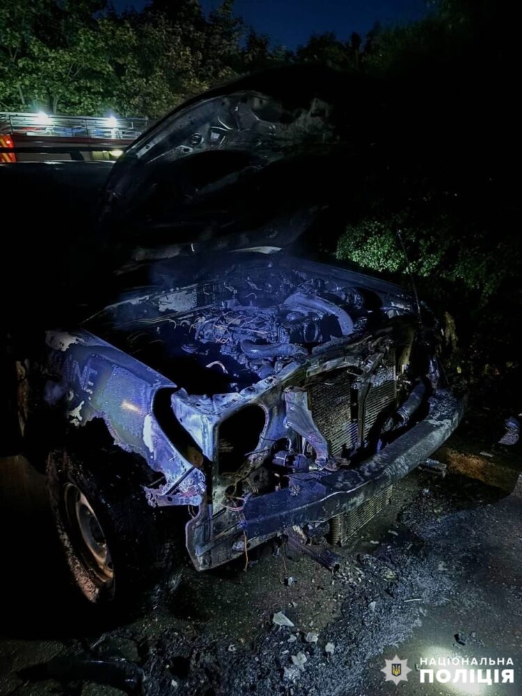 Підпалене авто військових