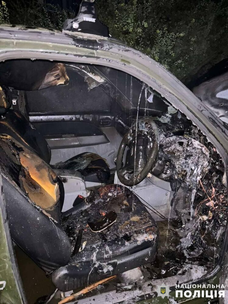 Підпалене авто військових