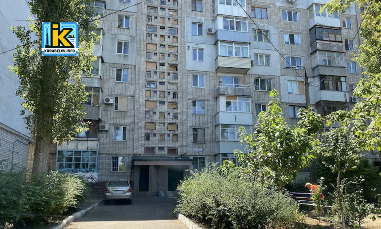 Пошкоджена війною багатоповерхівка в Корабельному районі Миколаєва