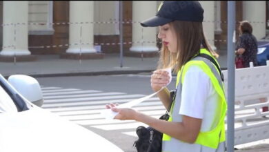 інспектор з паркування виписує штрафи