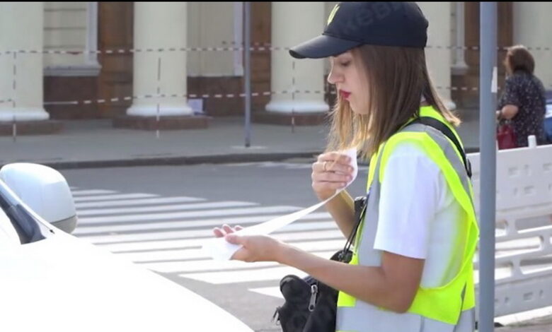 інспектор з паркування виписує штрафи