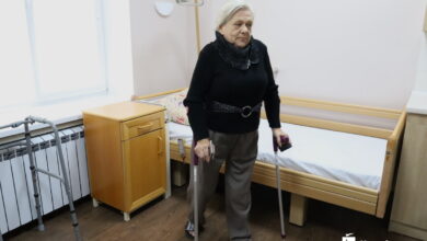 Пацієнтка зі штучним суглобом
