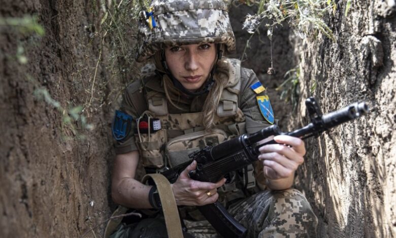 Жінка зі зброєю