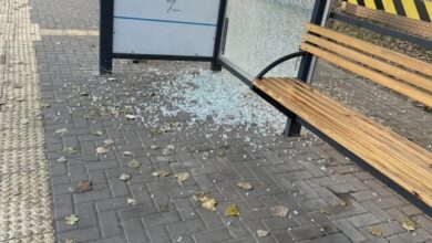 розбите скло на зупинці