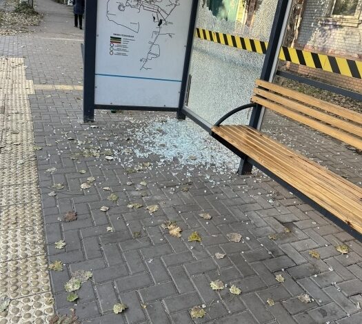 розбите скло на зупинці