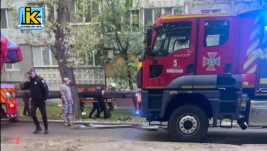 Рятувальники несуть парубка, що вистрибнув з балкона