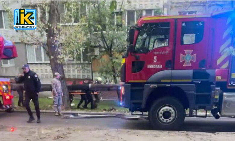 Рятувальники несуть парубка, що вистрибнув з балкона