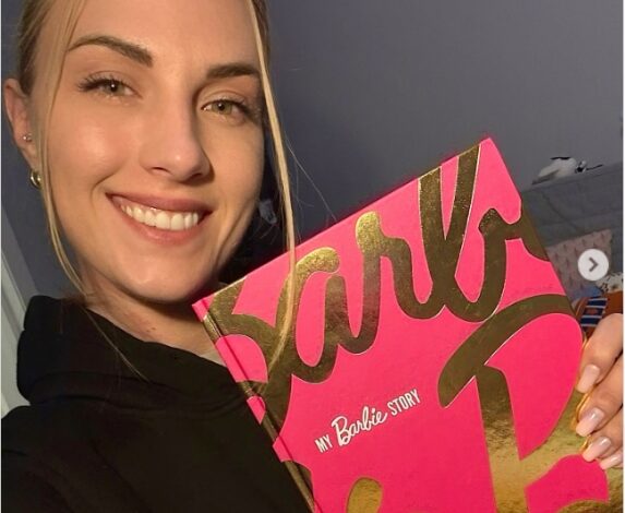 Ольга Харлан с книгой Барби