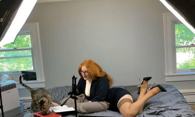 Дівчина стримить