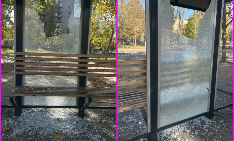 Розбита зупинка "Казка" в Корабельному