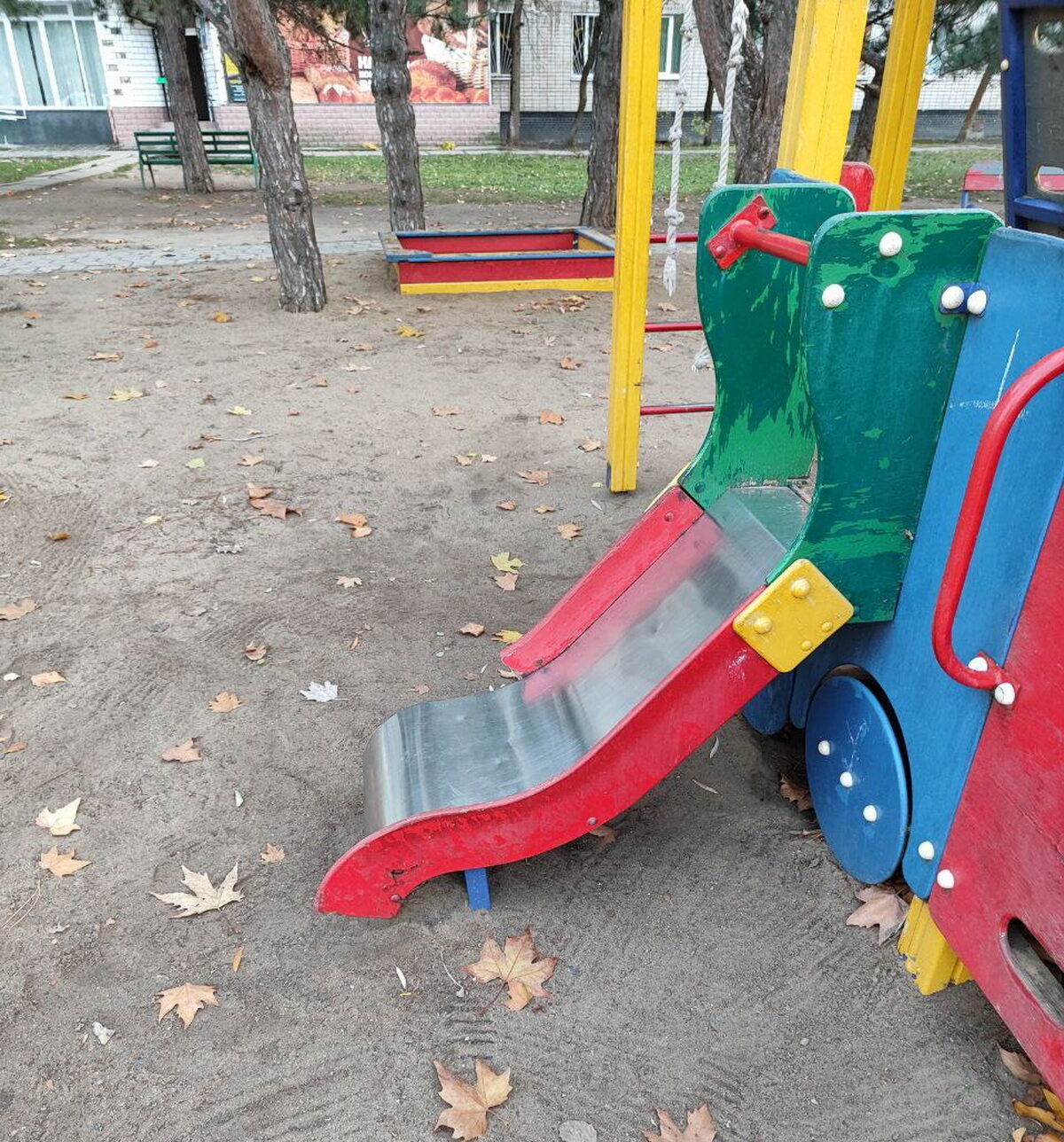 Дитячий майданчик в Корабельному районі (Корабелів, 12)