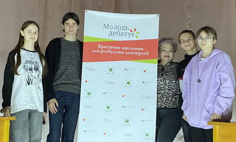 Учасники турніру "Молодь дебатує" з Корабельного району Миколаєва