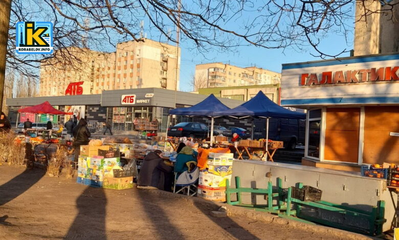 Торговля на площі біля АТБ