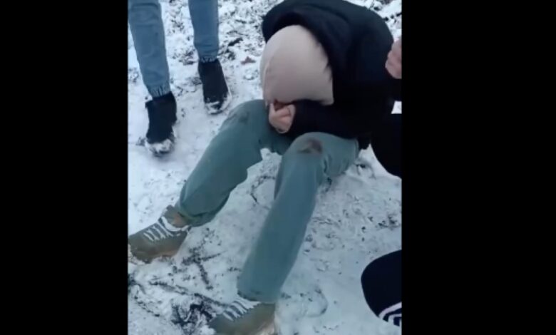 Знучання над дівчиною