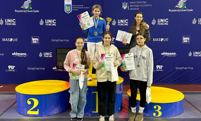 Юні фехтувальниці