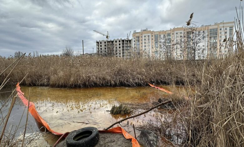 В Миколаєві продовжують ліквідацію наслідків ворожого обстрілу: вже відкачано 300 т олії