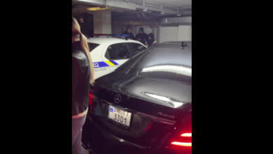 Одесит закрився в машині