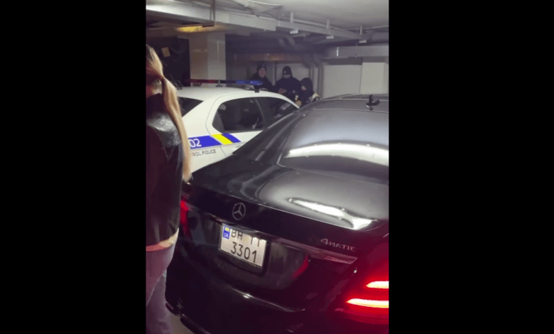 Одесит закрився в машині