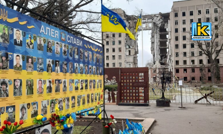 Алея слави біля зруйнованої будівля Миколаївської ОВА