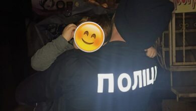 Врятований хлопець в руках поліції