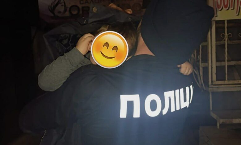 Врятований хлопець в руках поліції