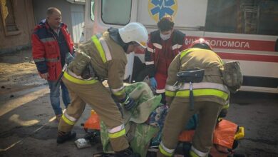 Врятовану жінку передали медикам