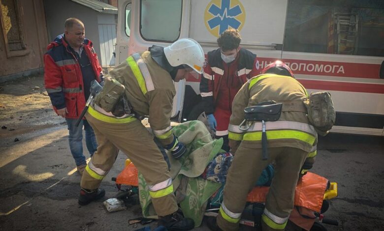 Врятовану жінку передали медикам