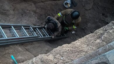 Рятувальники допомагають людині вилізти з траншеї