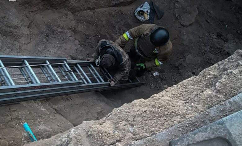 Рятувальники допомагають людині вилізти з траншеї