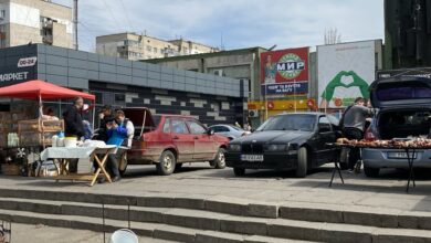 Один з майданчиків стихійної торгівлі по проспекту Богоявленському
