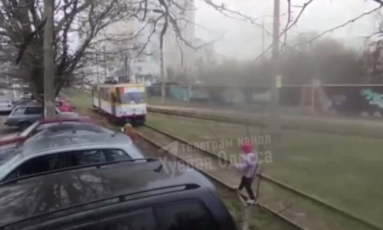 Підліток на трамвайних коліях