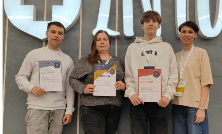 Владислав (крайній ліворуч) серед призерів олімпіади та вчителів