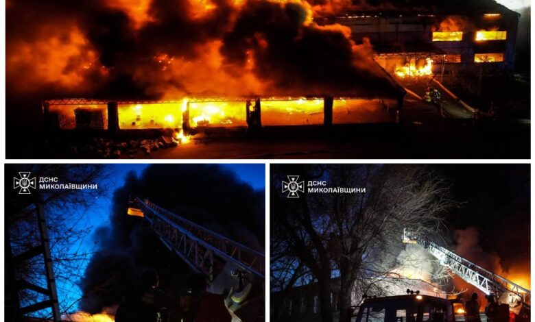 Миколаївські вогнеборці приборкали масштабну пожежу на складах
