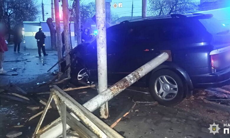 кросовер влетів у зупинку