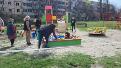Люди приносять на місце трагедії квіти та дитячі іграшки