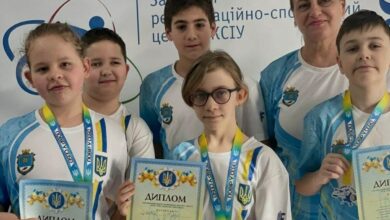 Юні переможці та їх тренерка