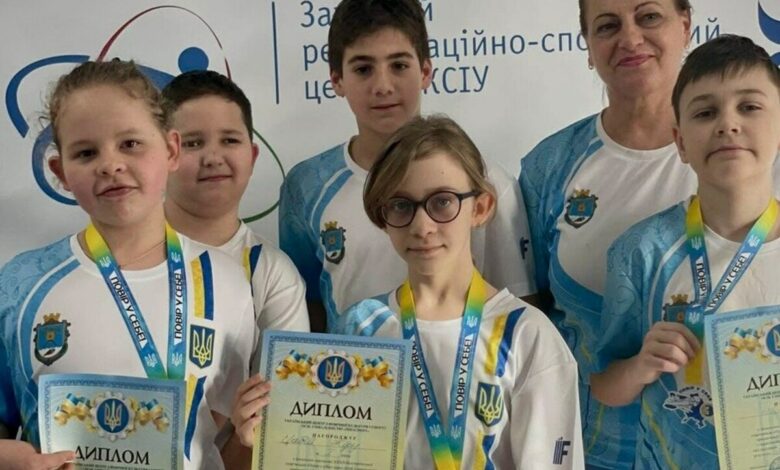Юні переможці та їх тренерка