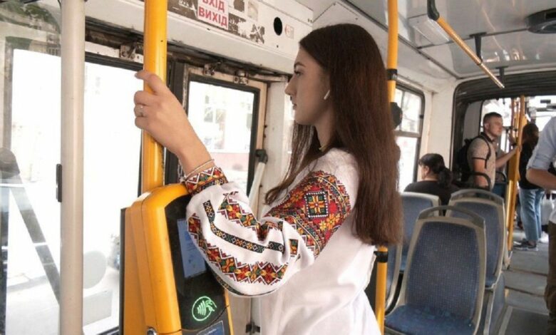 Вишиванка в транспорті