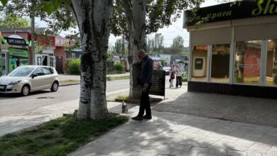 Чоловік вигулює собаку в парку "Вітовський"