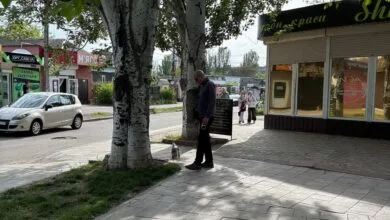 Чоловік вигулює собаку в парку "Вітовський"