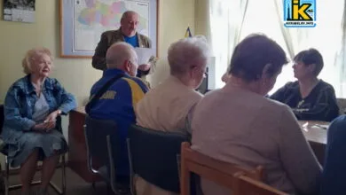 Олена Власова (ліворуч) на засіданні ради ветеранів у Корабельному