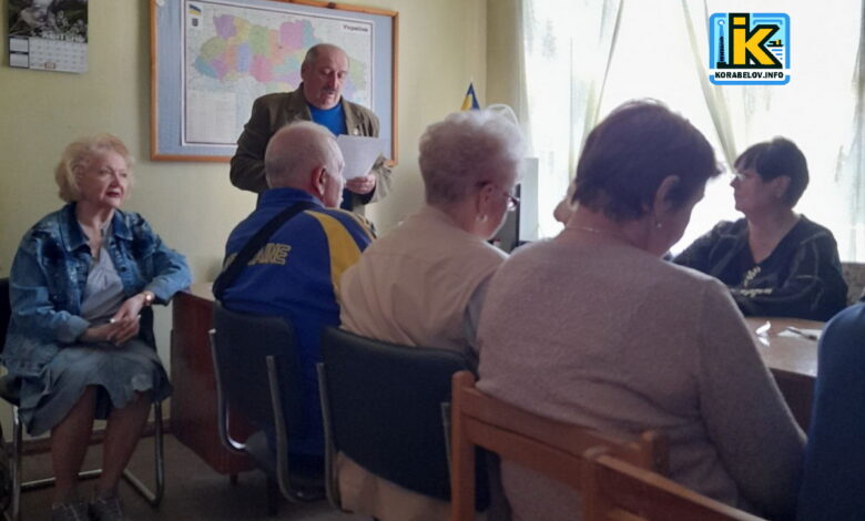 Олена Власова (ліворуч) на засіданні ради ветеранів у Корабельному