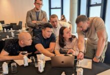 Коренєв - праворуч