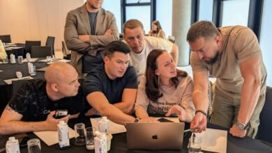 Коренєв - праворуч