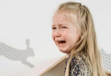 Дівчина плаче