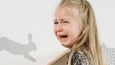 Дівчина плаче