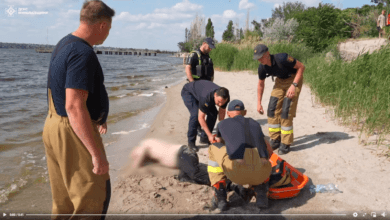 Рятувальники евакуюють потерпілого