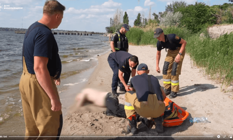 Рятувальники евакуюють потерпілого